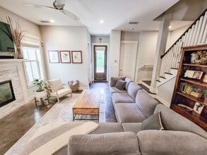 803B Dawson Rd in Austin, TX - Foto de edificio - Building Photo