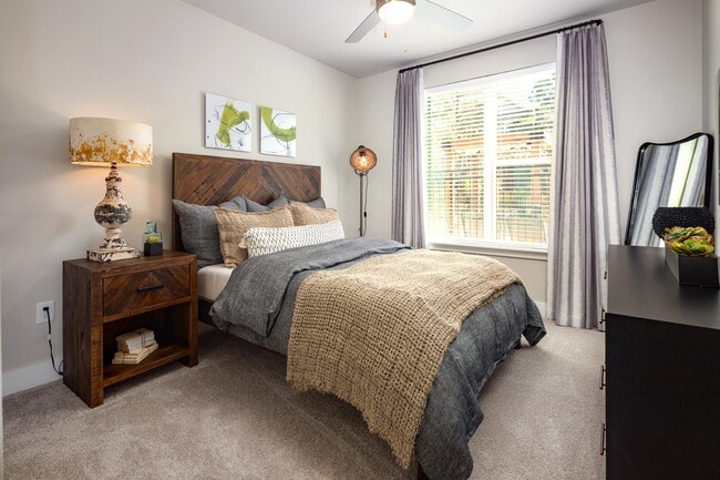 915 Glenwood Apartments at Grant Park in Atlanta, GA - Foto de edificio - Building Photo