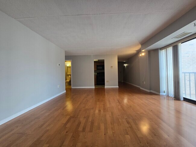 1243 Beacon St, Unit 2D in Brookline, MA - Foto de edificio - Building Photo