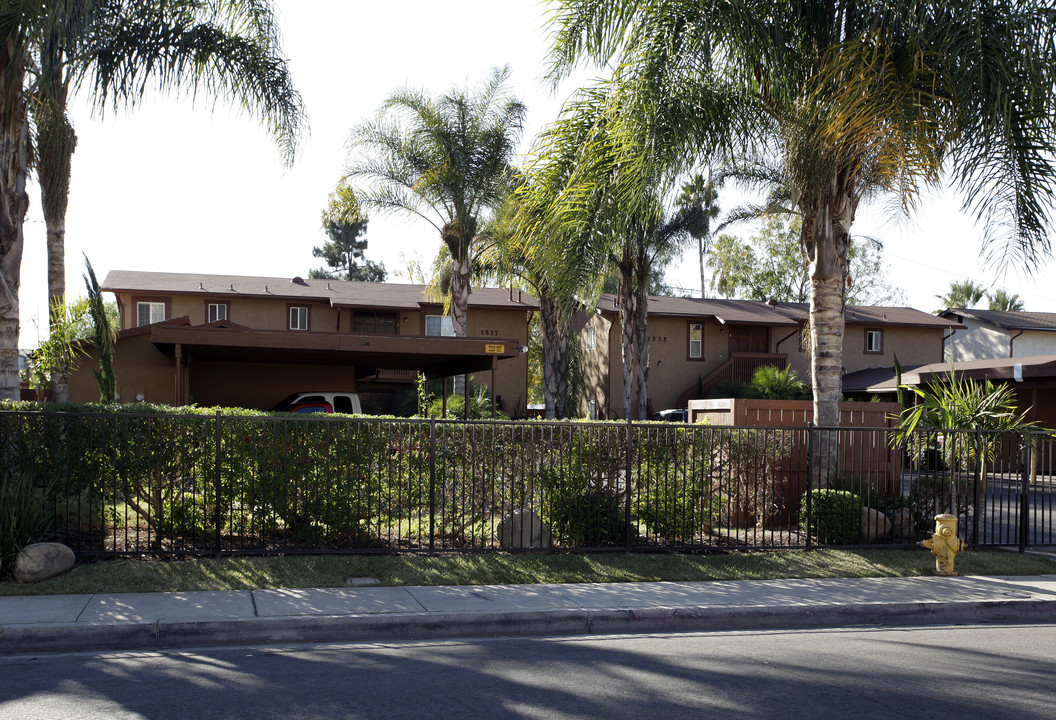 1535 S Maple in Escondido, CA - Foto de edificio