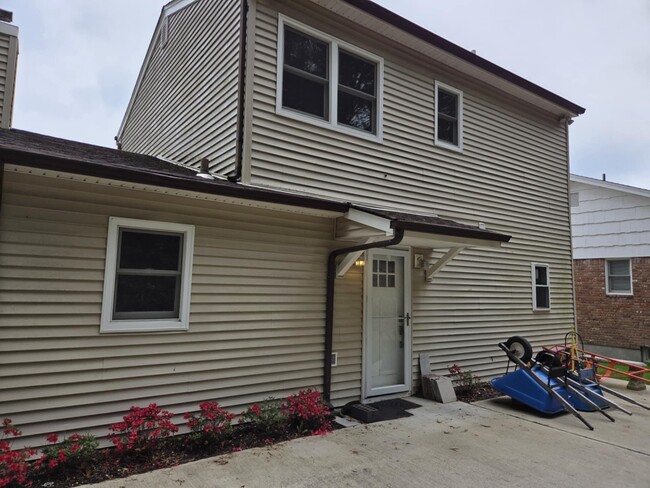 2 Carol Ct in Dix Hills, NY - Building Photo - Building Photo
