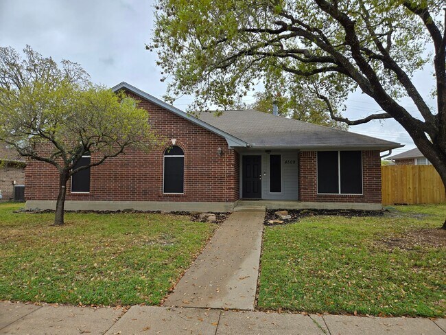 property at 4509 Pembrook Ln