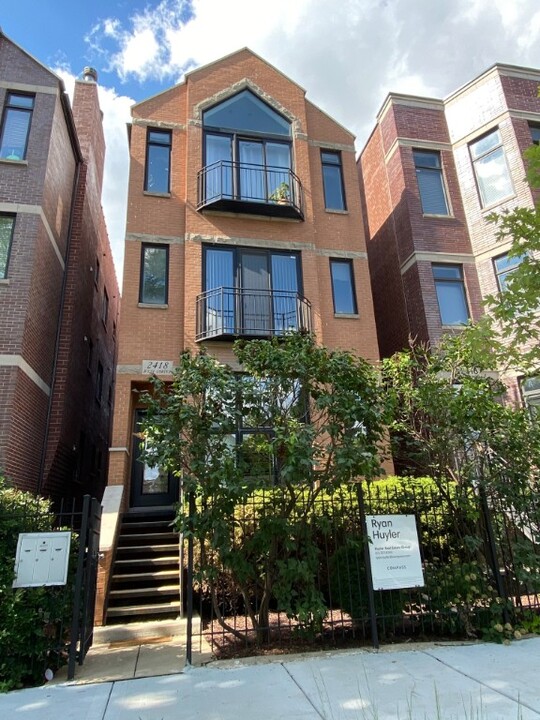 2418 W Cortez St in Chicago, IL - Foto de edificio