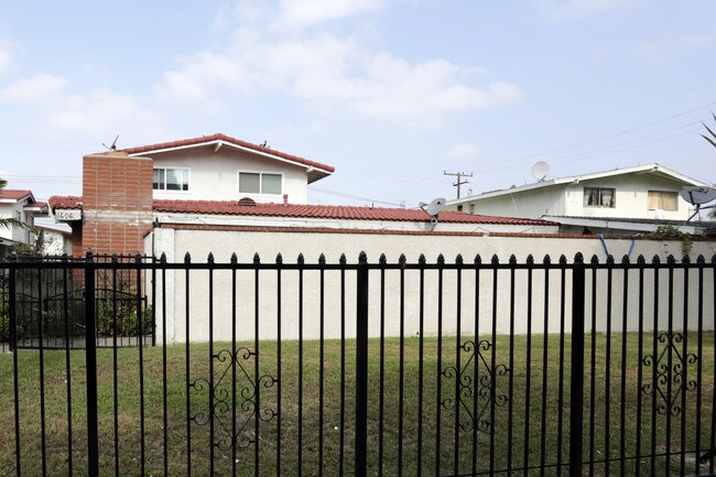 Evergreen Apartments in Santa Ana, CA - Foto de edificio - Building Photo