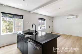 207 Lucas Ave in Los Angeles, CA - Foto de edificio - Building Photo