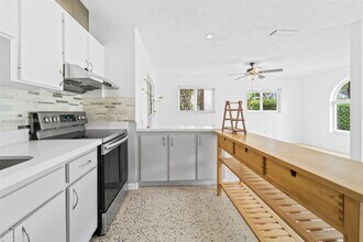 5840 SW 42nd Terrace in Miami, FL - Building Photo - Building Photo