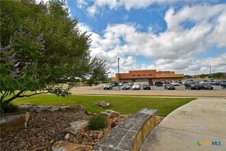 130 Farm House Rd in San Marcos, TX - Foto de edificio - Building Photo