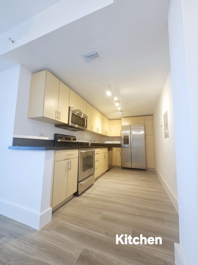 7501 E Treasure Dr, Unit 1 L in North Bay Village, FL - Building Photo - Building Photo