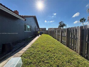 7099 NW 48th Ct in Lauderhill, FL - Foto de edificio - Building Photo