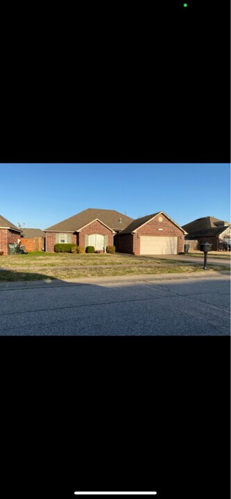 11821 N 117th E Ave in Collinsville, OK - Building Photo