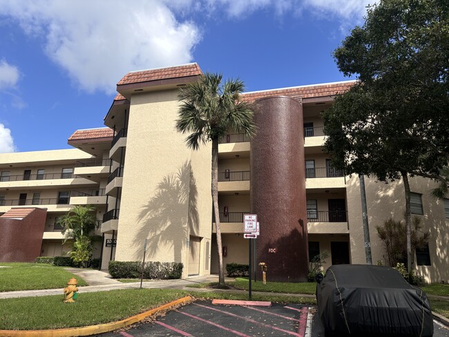 10401 W Broward Blvd, Unit 411 in Plantation, FL - Foto de edificio - Building Photo