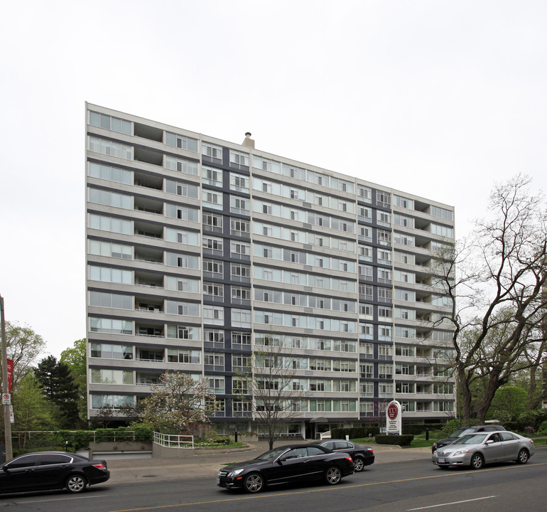 500 Avenue Rd in Toronto, ON - Building Photo