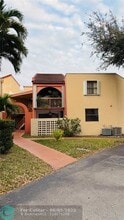 10257 NW 9th St in Miami, FL - Foto de edificio - Building Photo