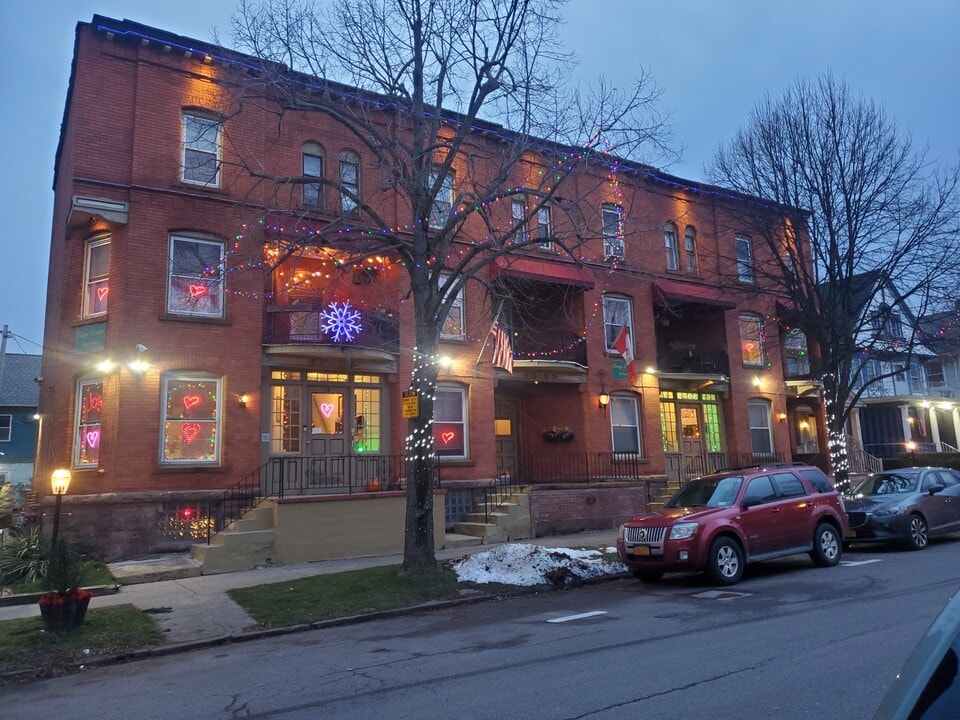 82 Fargo Ave, Unit 5 in Buffalo, NY - Building Photo