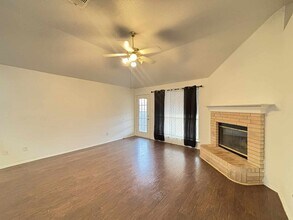 830 W Colony Dr, Unit 21CD-21CD-2C in Arlington, TX - Foto de edificio - Building Photo