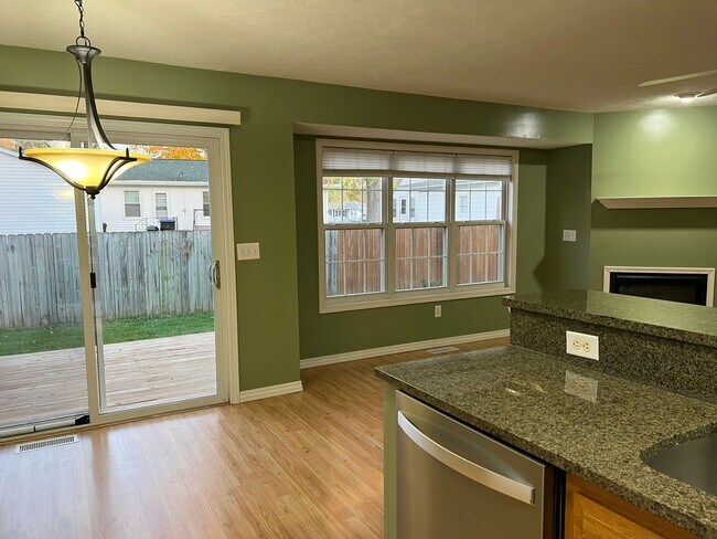 1034 Doral Dr in Bloomington, IL - Building Photo - Building Photo