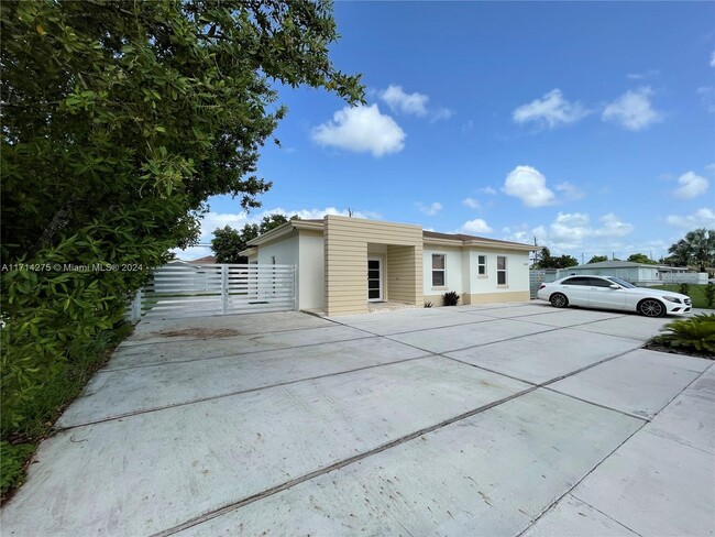 15010 Buchanan St in Miami, FL - Building Photo - Building Photo