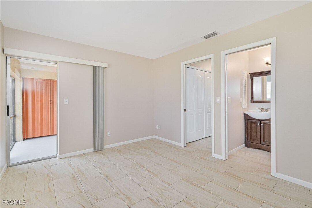 524 SE 24th Ave in Cape Coral, FL - Building Photo