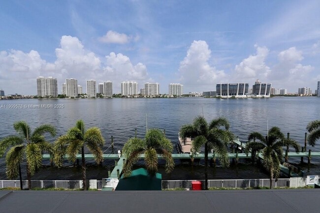 17800 N Bay Rd in Sunny Isles Beach, FL - Foto de edificio - Building Photo