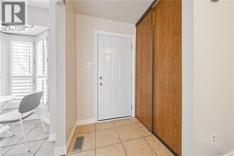 1275 Maple Crossing Blvd in Burlington, ON - Building Photo - Building Photo