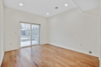 300 Halladay St in Jersey City, NJ - Building Photo - Building Photo