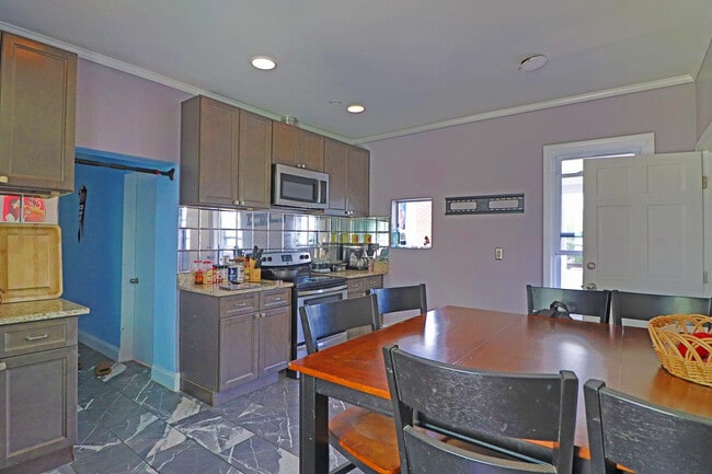 555 Main St, Unit 2