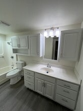 7290 W Dean Rd in Milwaukee, WI - Foto de edificio - Building Photo