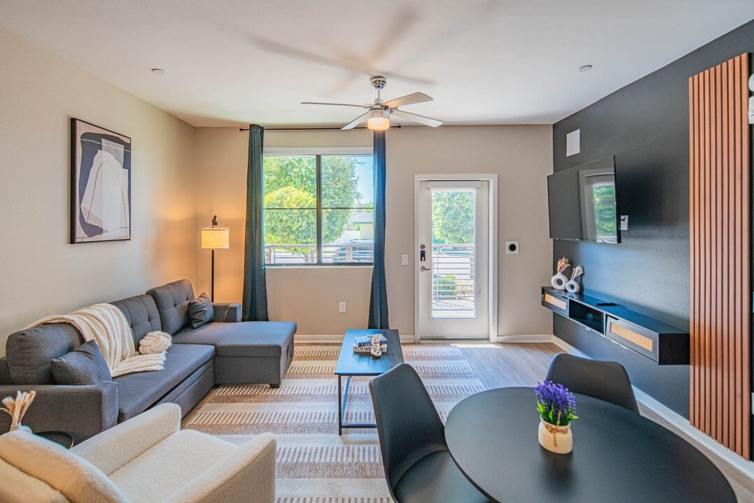 777 E Stella Ln in Phoenix, AZ - Building Photo