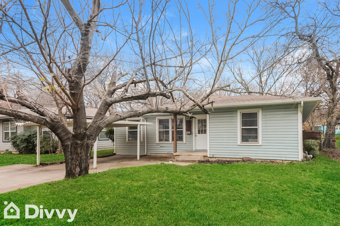 2216 Denison St in Denton, TX - Building Photo