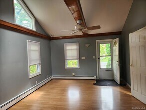 26 Long Beach Dr in Sound Beach, NY - Foto de edificio - Building Photo