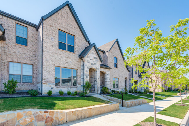 6576 Iron Horse Blvd in North Richland Hills, TX - Foto de edificio - Building Photo