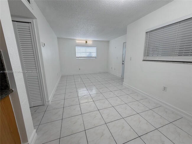 2565 W 56th St in Hialeah, FL - Foto de edificio - Building Photo