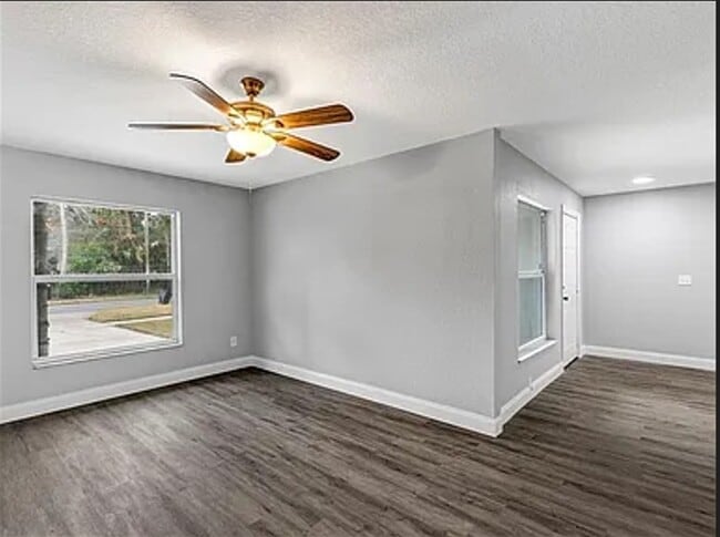 912 Enterprise Ave in New Smyrna Beach, FL - Foto de edificio - Building Photo