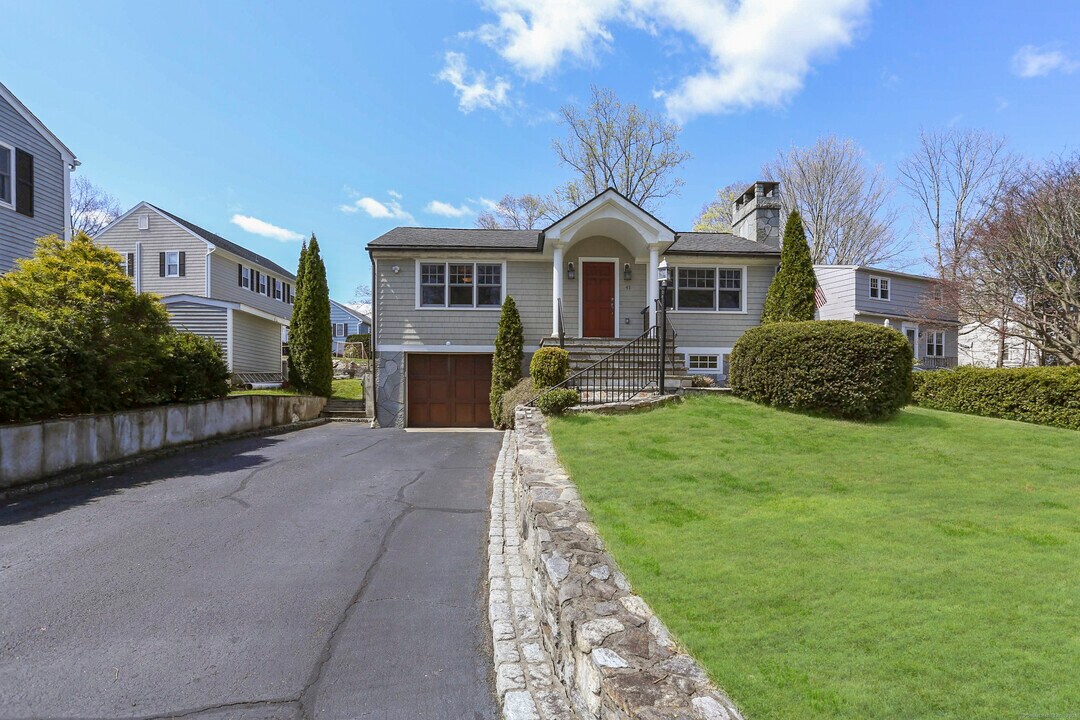 43 Summer St in New Canaan, CT - Building Photo
