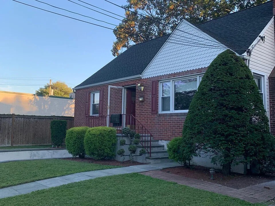 120 Bradford Ave, Unit #2 in Mamaroneck, NY - Foto de edificio