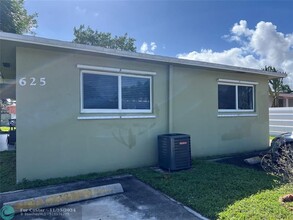 625 SW 4th St-Unit -2 in Hallandale Beach, FL - Building Photo - Building Photo