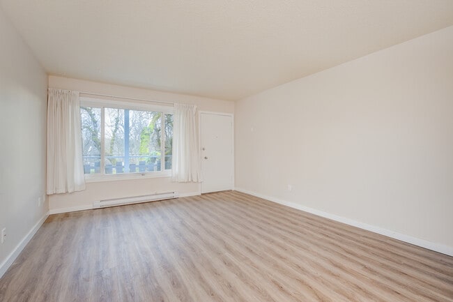 841 Kindersley Rd in Victoria, BC - Building Photo - Building Photo