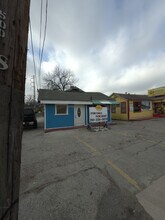 500 W Hildebrand Ave in San Antonio, TX - Building Photo - Building Photo