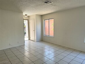 5436 Burkshire Dr in Las Vegas, NV - Building Photo - Building Photo