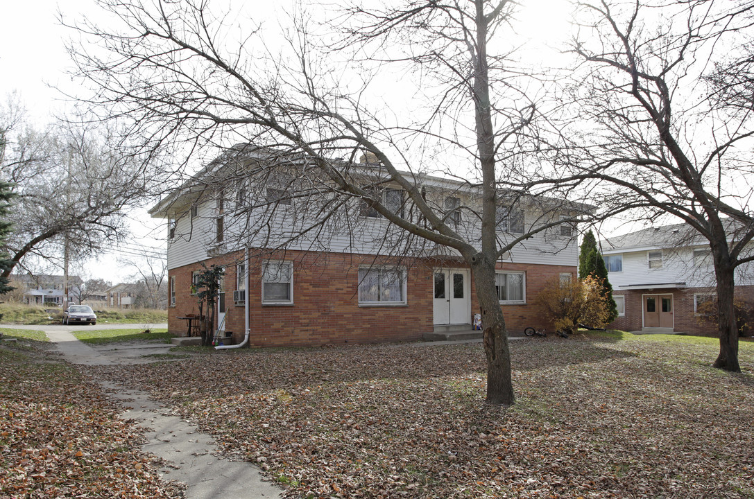 373 Dodie Dr in Waukesha, WI - Foto de edificio