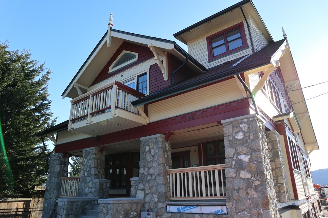 Verdier House in Central Saanich, BC - Building Photo