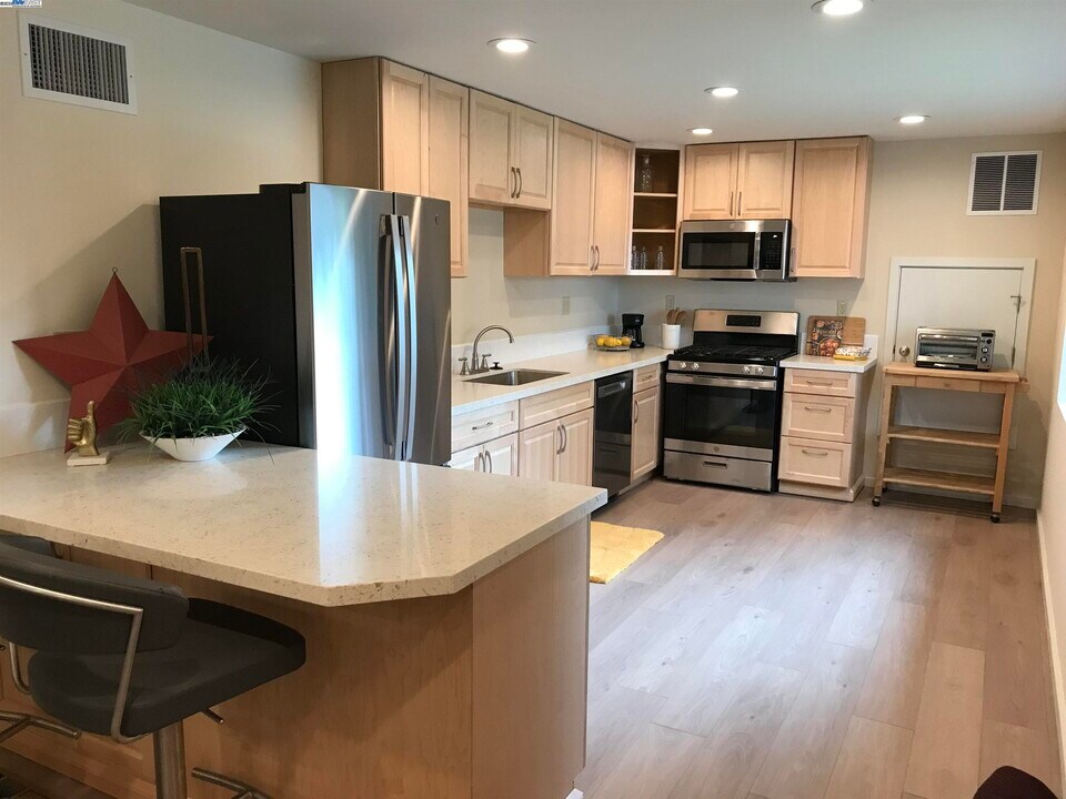 11 Corte Del Contento in Walnut Creek, CA - Building Photo