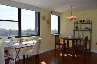2700 N Hampden Ct-Unit -24C in Chicago, IL - Building Photo - Building Photo
