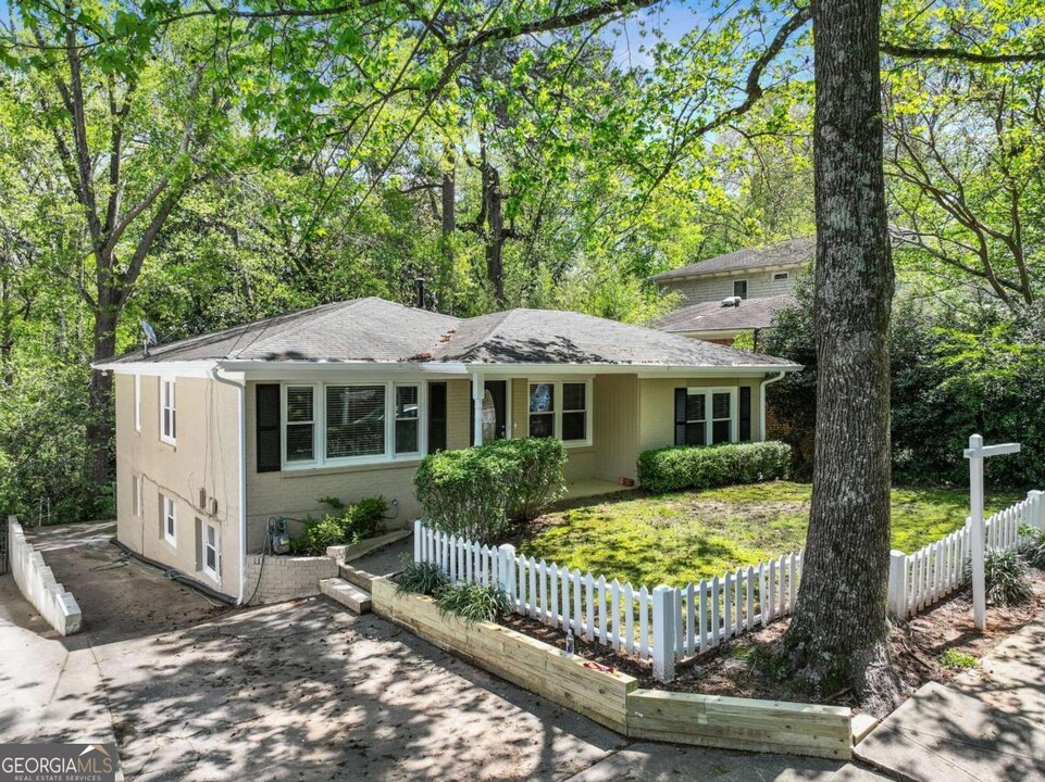 2585 Acorn Ave NE in Atlanta, GA - Foto de edificio