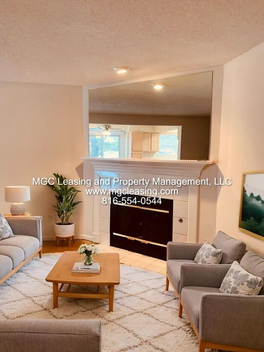 1008C NE Whispering Winds Ct in Lee's Summit, MO - Foto de edificio