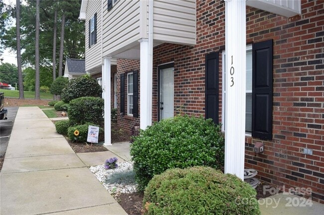 2240 15th Ave NE in Hickory, NC - Building Photo - Building Photo