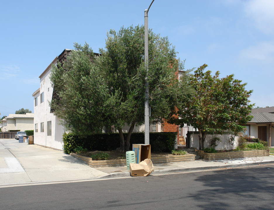 16671 Sims St in Huntington Beach, CA - Building Photo