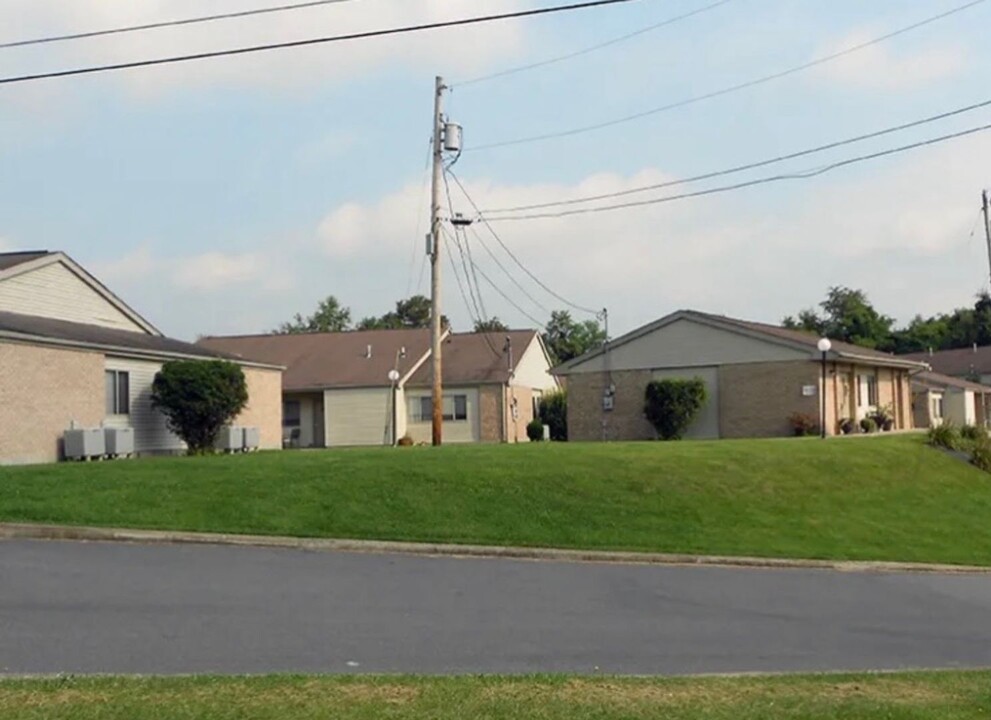 301 Maple View Dr in Clarksburg, WV - Foto de edificio