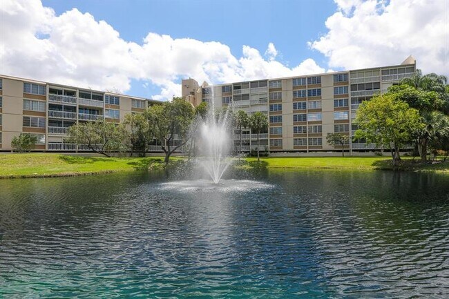 7081 Environ Blvd in Lauderhill, FL - Building Photo - Building Photo