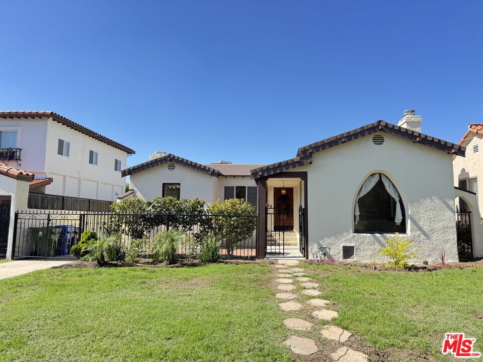 10529 Clarkson Rd in Los Angeles, CA - Building Photo